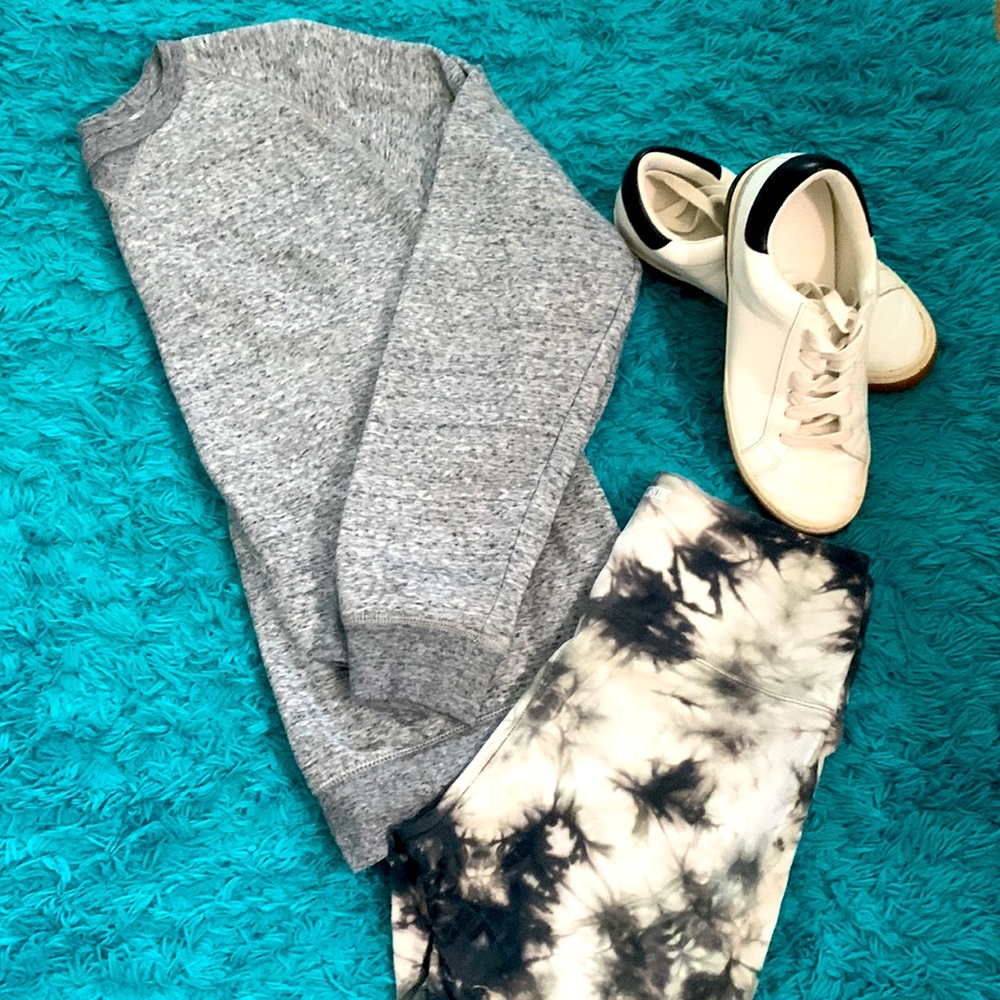 🐺🐀Old Navy gray sweatshirt.  The size is a large.  It is in good condition.